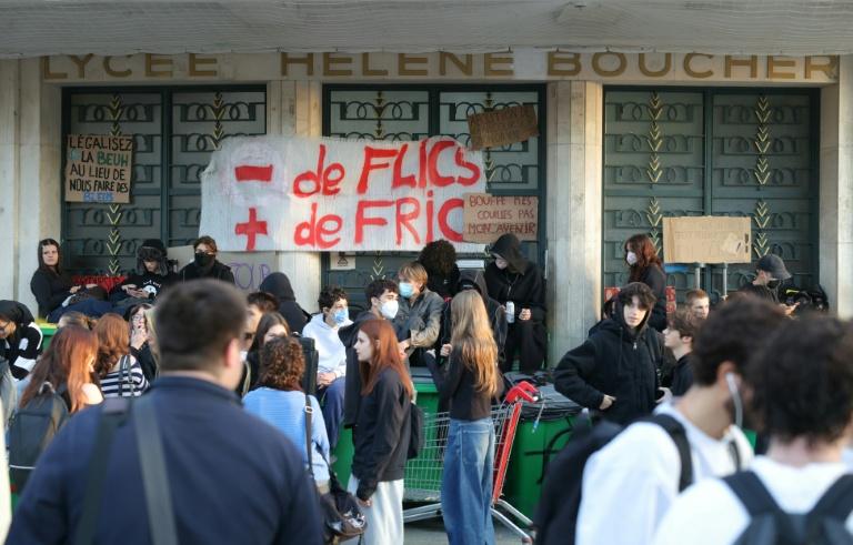 Blocage des lycées: un vendredi sous haute tension, les syndicats reçus par le ministre