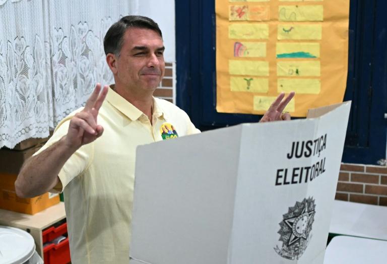 Flavio Bolsonaro crée la surprise en devançant Lula, le Brésil ira au second tour