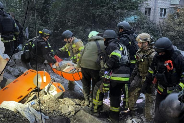 Ukraine : 15 morts dans des frappes russes, Zelensky dénonce l'accord Russie-USA sur le diesel