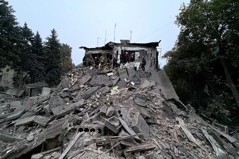 Ukraine : 15 morts dans des frappes russes, Zelensky dénonce l'accord Russie-USA sur le diesel