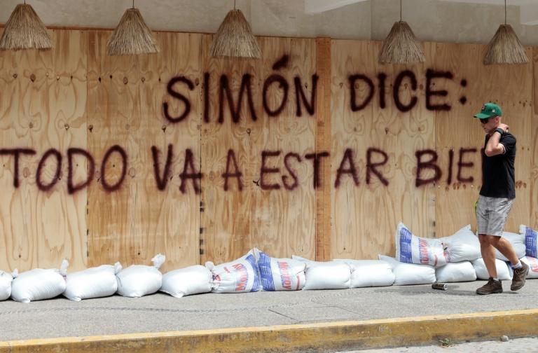 Le cyclone Simon se renforce en s'approchant du Mexique