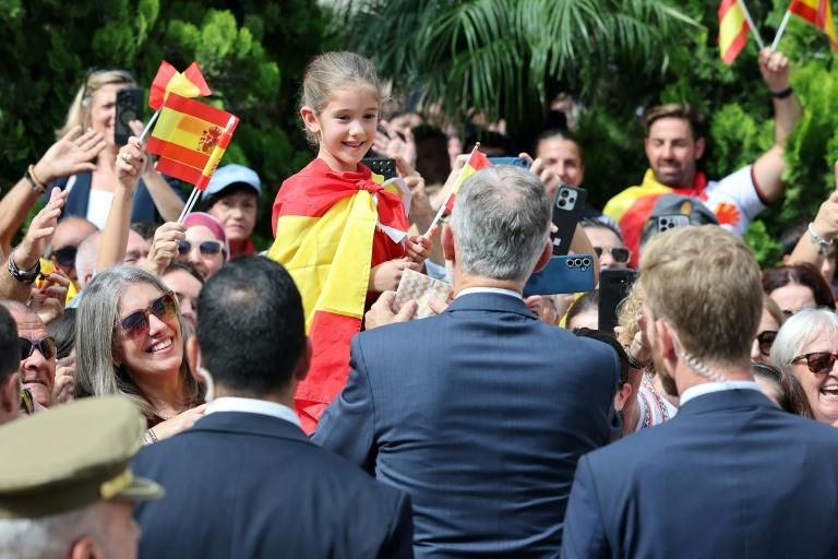 Le roi d'Espagne accueilli par une foule enthousiaste à Ceuta pour une visite diplomatiquement sensible