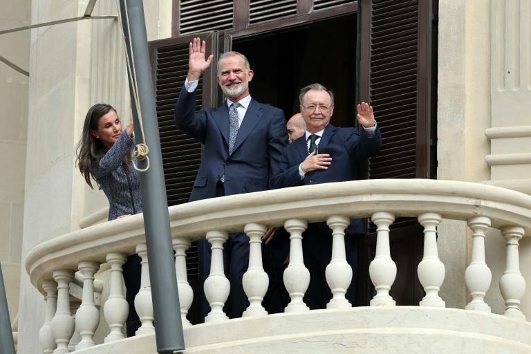 Le roi d'Espagne accueilli par une foule enthousiaste à Ceuta pour une visite diplomatiquement sensible