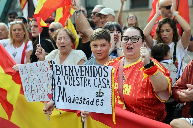 Le roi d'Espagne accueilli par une foule enthousiaste à Ceuta pour une visite diplomatiquement sensible