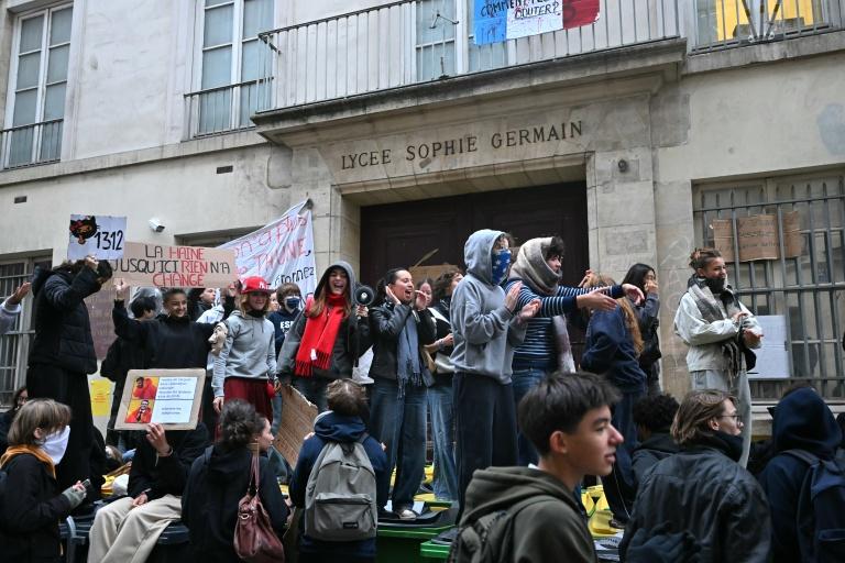 Toujours des blocages de lycées au lendemain de la cinquième journée de mobilisation