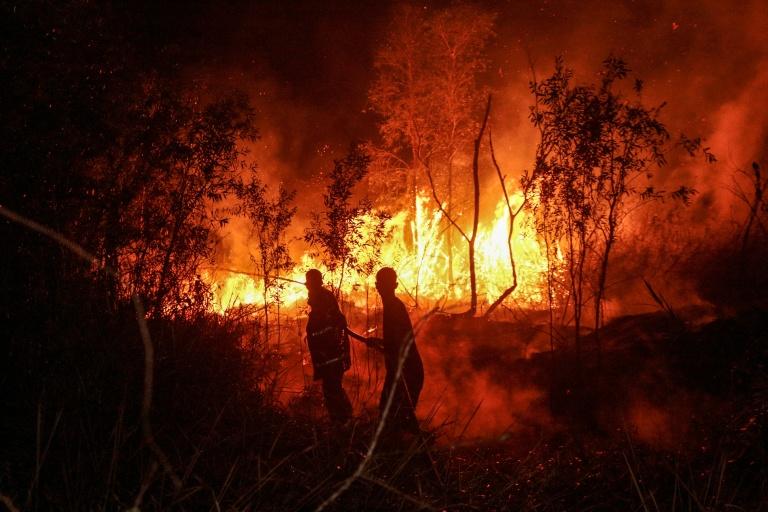 Des incendies font quatre morts en Indonésie et asphyxient la région