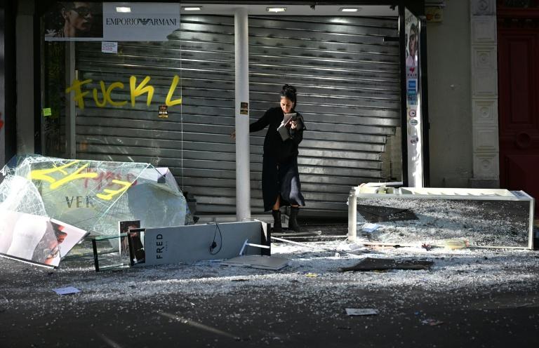 "Comme si on avait eu la guerre": Paris se réveille sidéré après les violences
