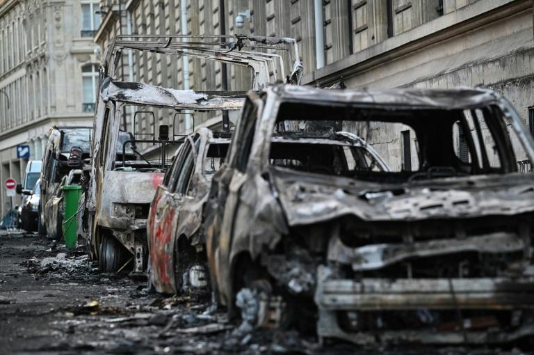 "Comme si on avait eu la guerre": Paris se réveille sidéré après les violences