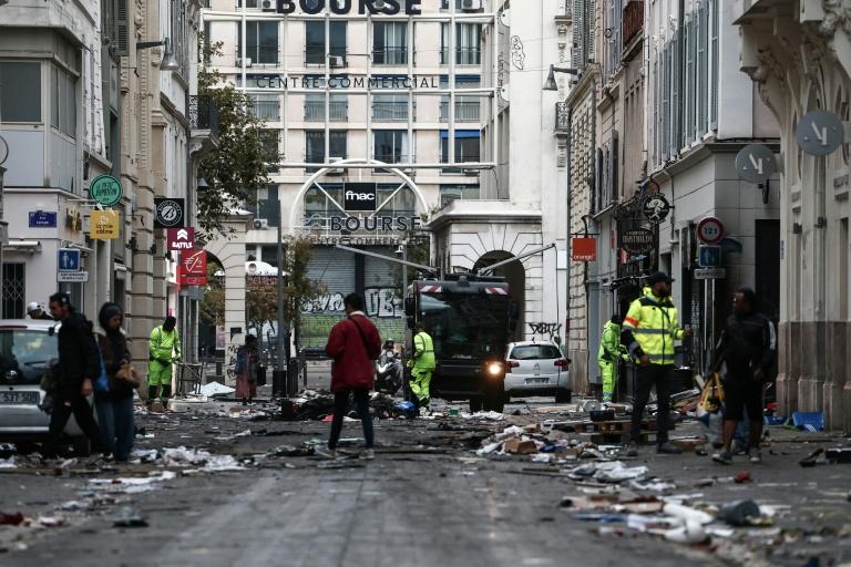 La France entre spectacle de désolation et critiques du maintien de l'ordre