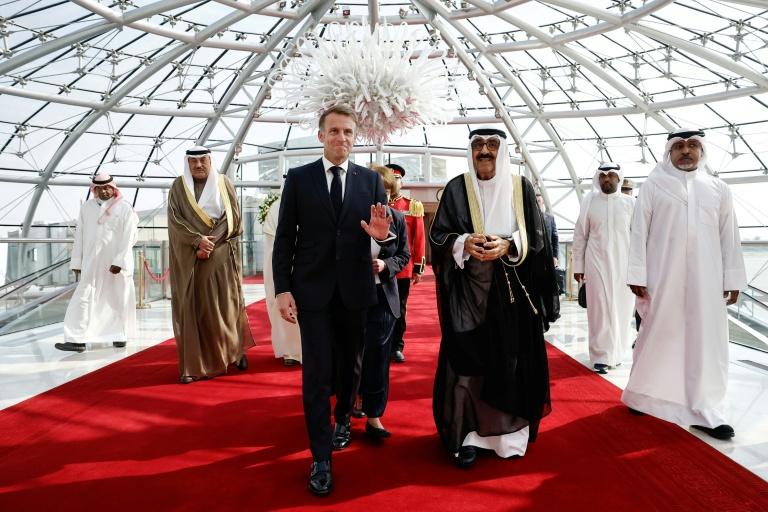 Malgré la crise et les critiques en France, Macron entame une tournée dans le Golfe