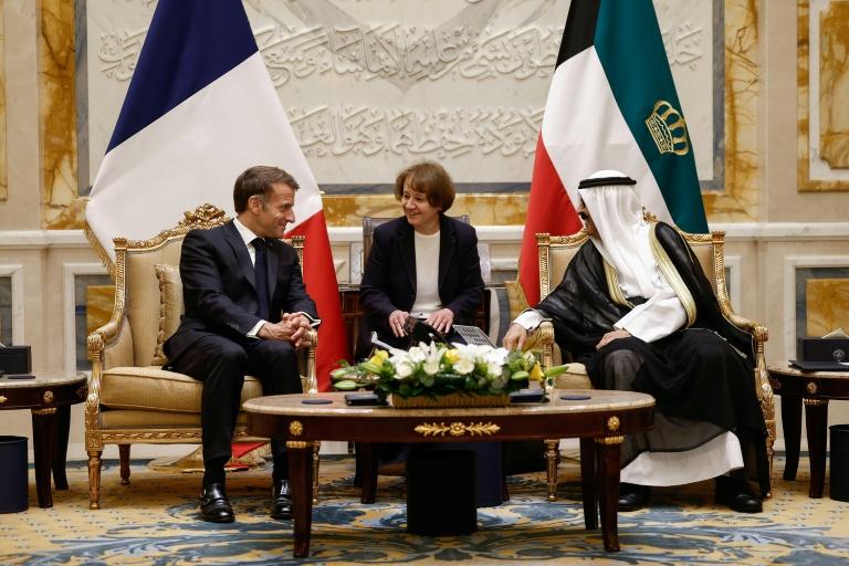 Malgré la crise et les critiques en France, Macron entame une tournée dans le Golfe