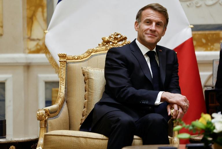 Malgré la crise et les critiques en France, Macron entame une tournée dans le Golfe