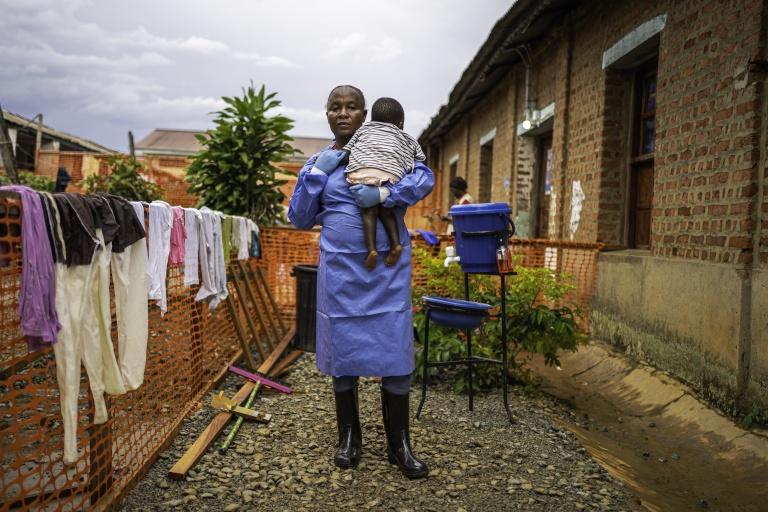 "Perdu père et mère": en RDC, Ebola fait des centaines d'orphelins