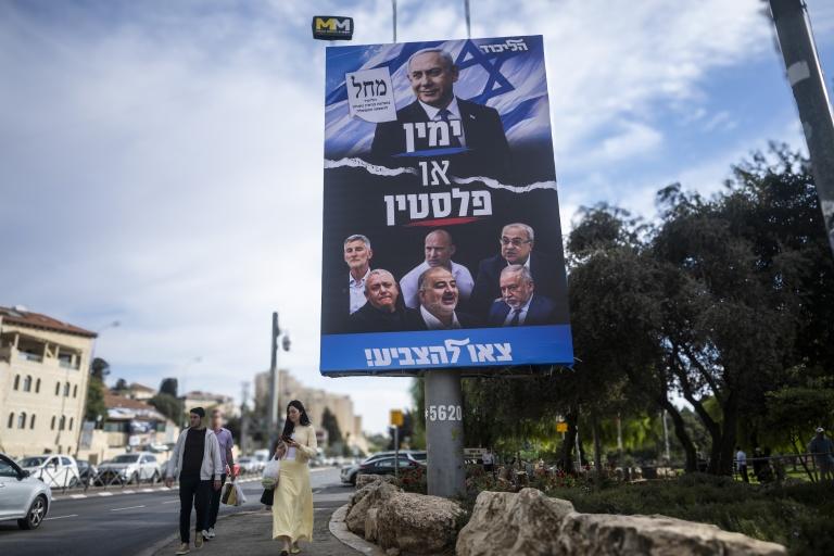 Netanyahu, l'indéboulonnable Premier ministre qui se bat pour sa survie politique