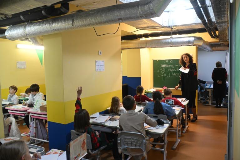 "A l'abri, vite": à Kiev, l'école vit au rythme des alertes aériennes