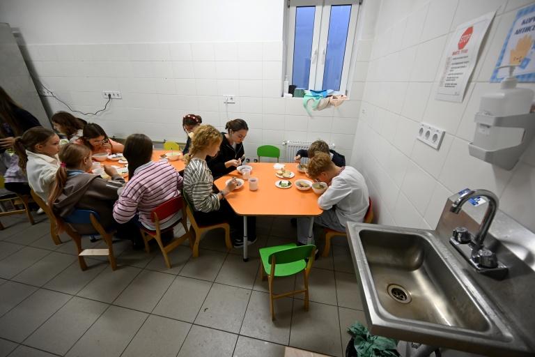 "A l'abri, vite": à Kiev, l'école vit au rythme des alertes aériennes