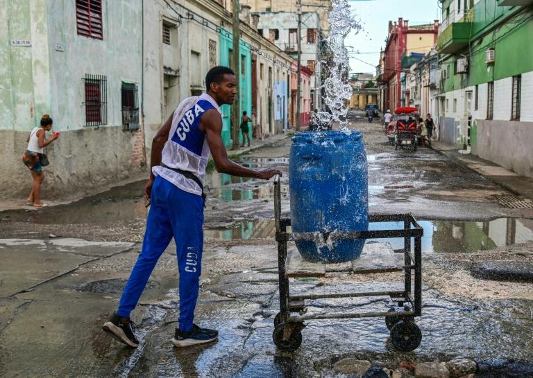 Creuser un puits, la solution des Cubains pour avoir accès à l'eau