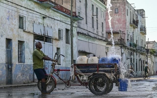 Creuser un puits, la solution des Cubains pour avoir accès à l'eau