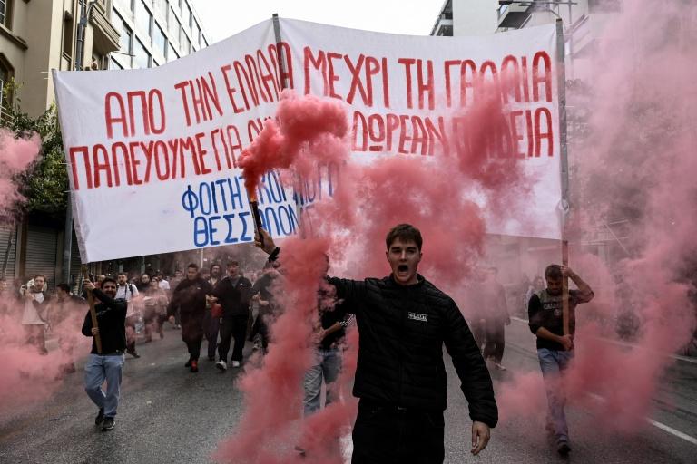 Grèce : "Comme en France", plus de 10.000 étudiants et enseignants dans la rue