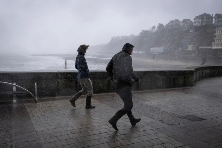 Tempête Austen : 288.600 foyers sans électricité, 23 départements en vigilance orange