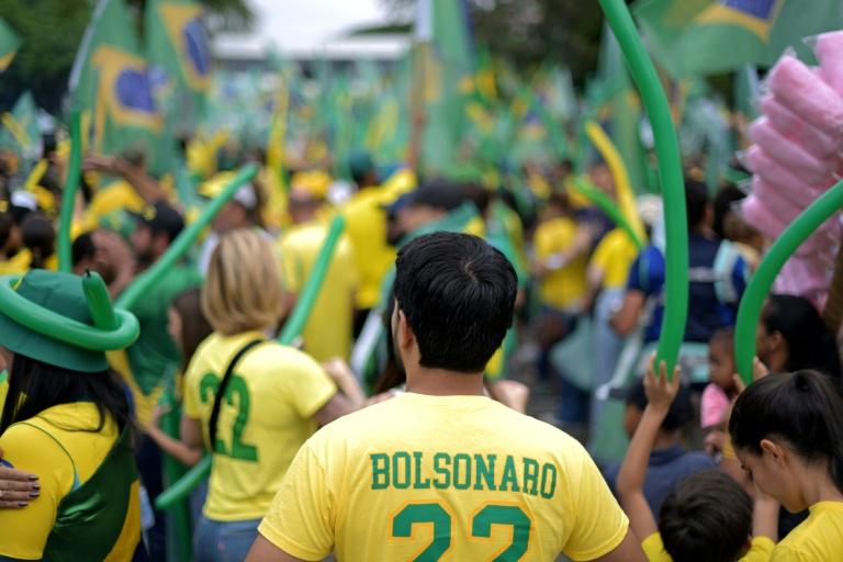 Brésil : Lula et Bolsonaro mobilisent des milliers de partisans à la veille du second tour