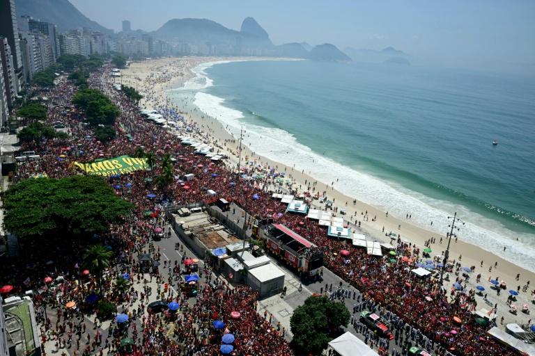 Brésil : Lula et Bolsonaro mobilisent des milliers de partisans à la veille du second tour