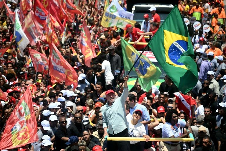 Brésil : Lula et Bolsonaro mobilisent des milliers de partisans à la veille du second tour