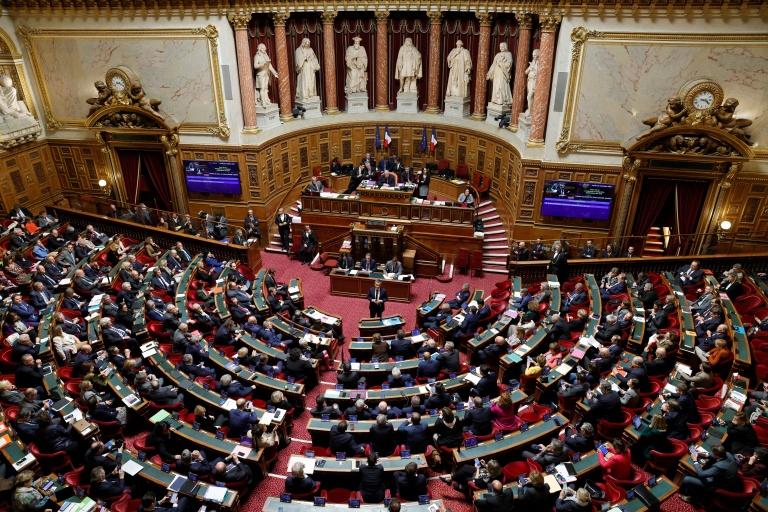 "Casseurs-payeurs": un projet de loi critiqué au Sénat, en plein coeur de la contestation
