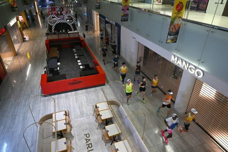 A Singapour, jogging au centre commercial pour échapper au smog