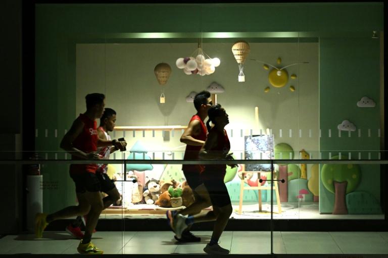 A Singapour, jogging au centre commercial pour échapper au smog