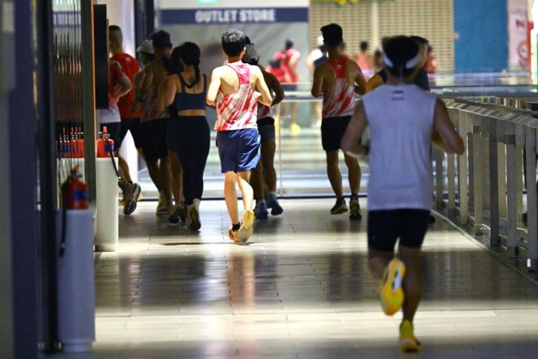 A Singapour, jogging au centre commercial pour échapper au smog