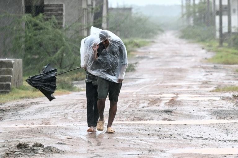 Les côtes du sud-est de l'Inde balayées par les vents et les pluies du cyclone Arnab