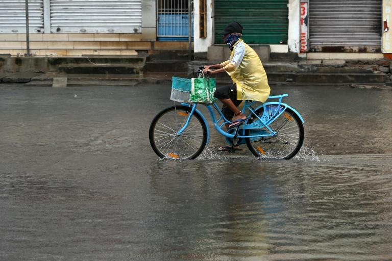 Les côtes du sud-est de l'Inde balayées par les vents et les pluies du cyclone Arnab