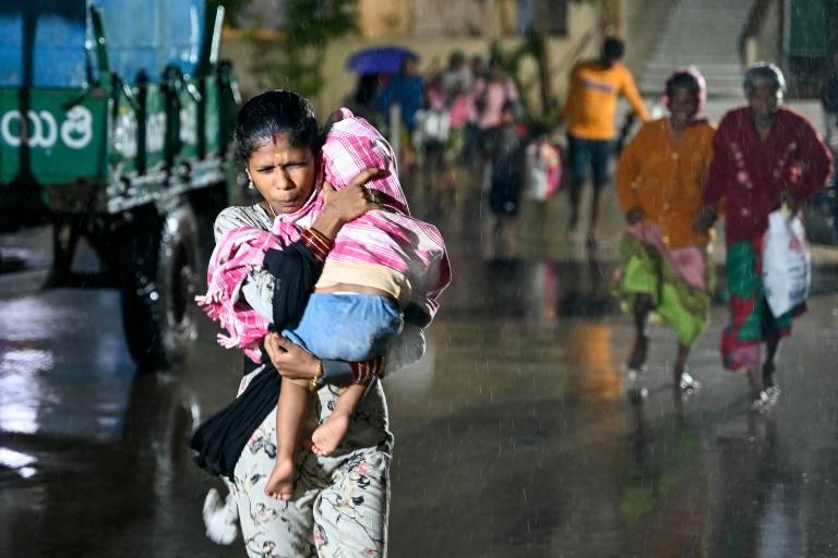 Les côtes du sud-est de l'Inde balayées par les vents et les pluies du cyclone Arnab