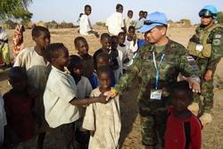 armee_thaie_darfour_officier_enfants_250