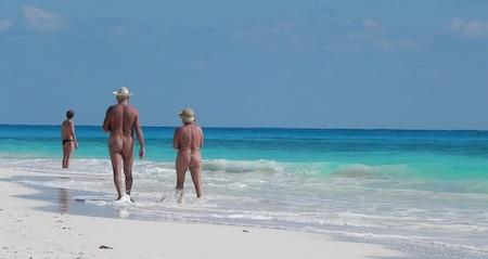 plage de cuba avec des naturistes de dos