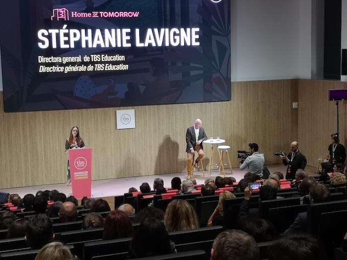 Stéphanie Lavigne parle dans l'amphitheate