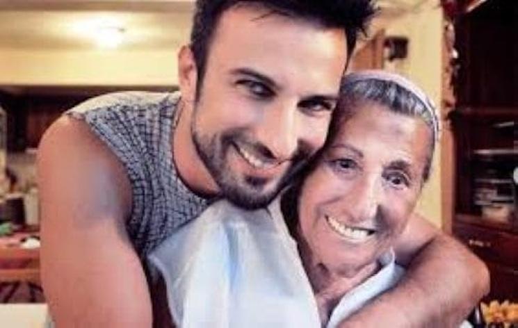 Tarkan et Müzeyyen Senar, deux figures majeures de la musique turque.