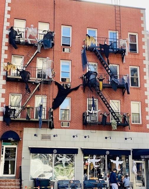 Squelette devant une façade