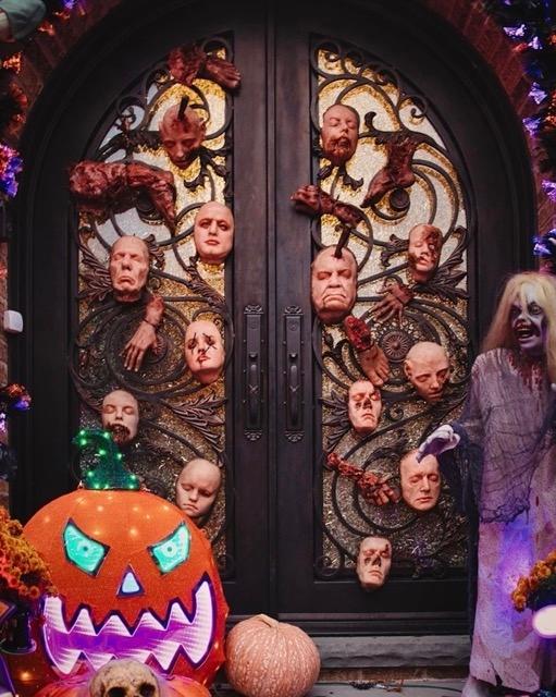 des t^tes coupées devant une porte