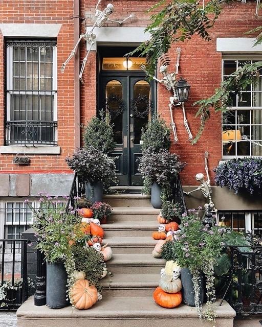 Squelette gravissant une façade