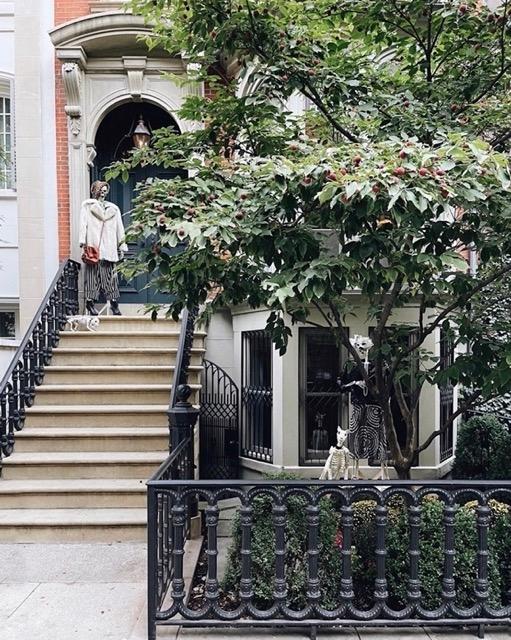 Façade de maison avec squelettes