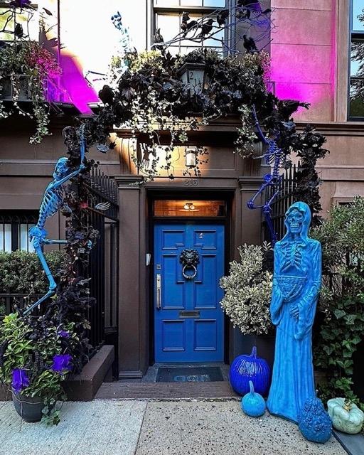 Squelettes bleu devant une façade