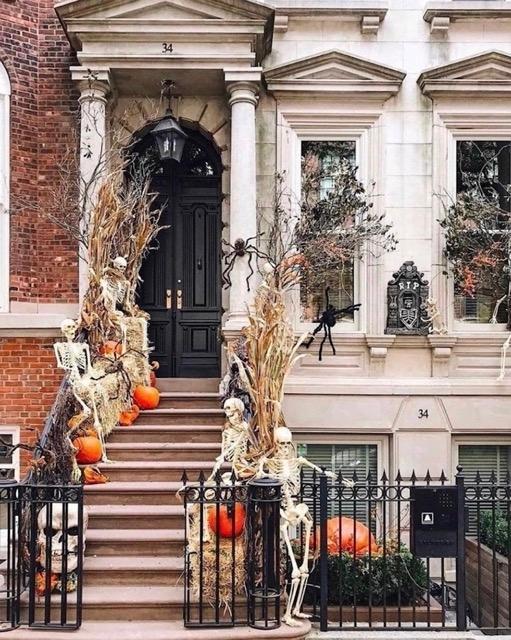 Squelette devant une façade