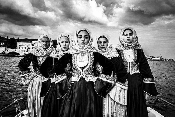 photo de femmes en noir et blanc