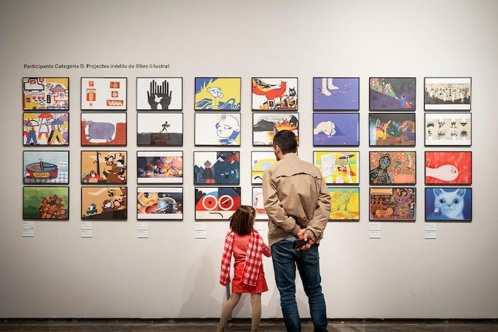 despersonnes de dos en train de regarder l exposition babakamo au cccc