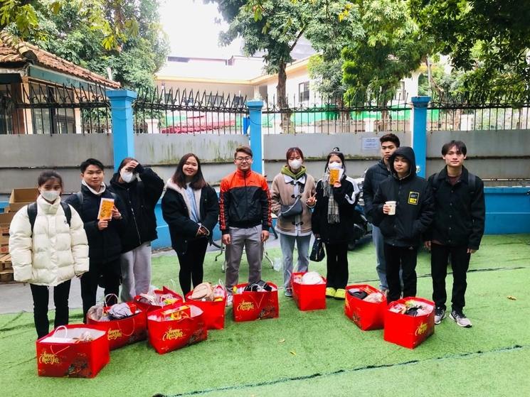 les étudiants qui ont reçu des colis du têt