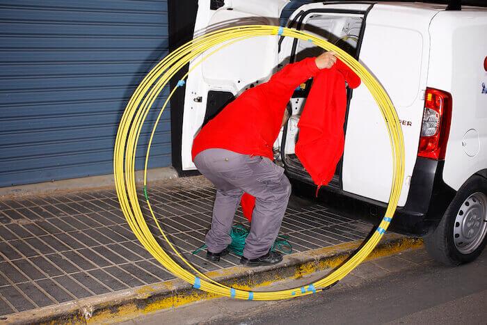 une photo de Ricardo Cases d'un homme en train de tenir un cerceau de fils à Valencia