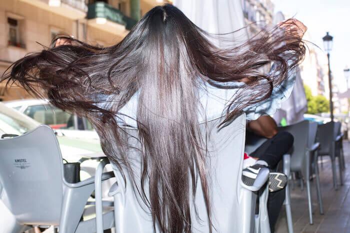 Photo de Ricardo Cases d'une femme de dos en train de se tirer les cheveux