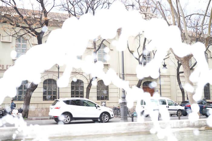 Photo de Ricardo Cases d'une rue de Valencia vue depuis une vitrine